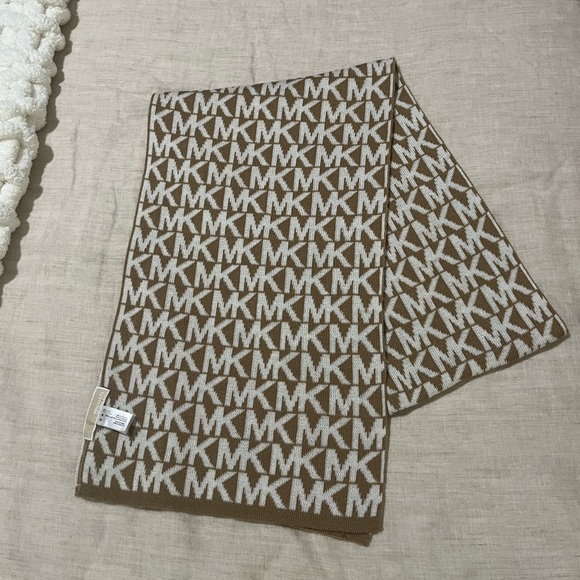 Michael Kors scarf - Picture 1 of 3
